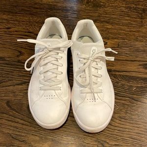 on cloud the roger advantage white sneakers